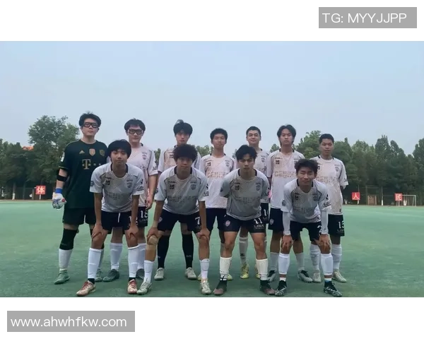 冬季寒风中男童足球梦想的追逐与成长之路 冬季寒风中男童足球梦想的追逐与成长之路