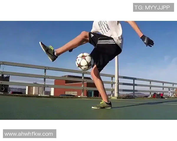 花式挑足球技巧大揭秘让你在球场上尽显风采与魅力 花式挑足球技巧大揭秘让你在球场上尽显风采与魅力